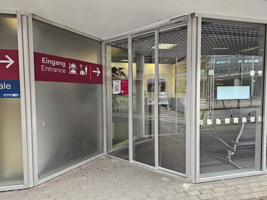 Consigna de equipaje en el garaje situado frente a la terminal