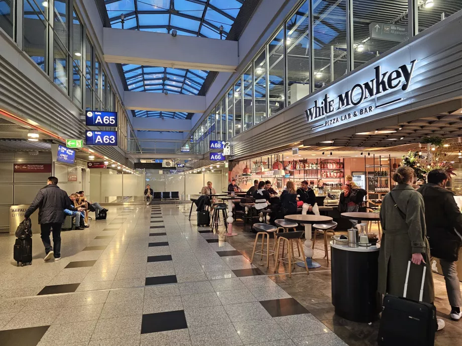 Restaurante en zona de tránsito