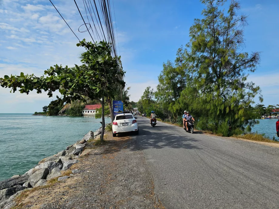 Carretera a Wat Phra Yai y aparcamiento