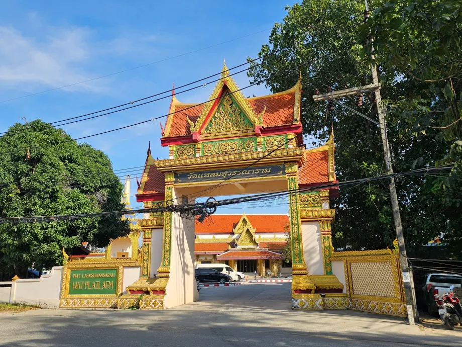 Wat Plai Laem, entrada principal