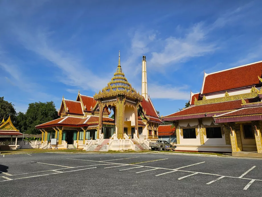 Wat Plai Laem, aparcamiento