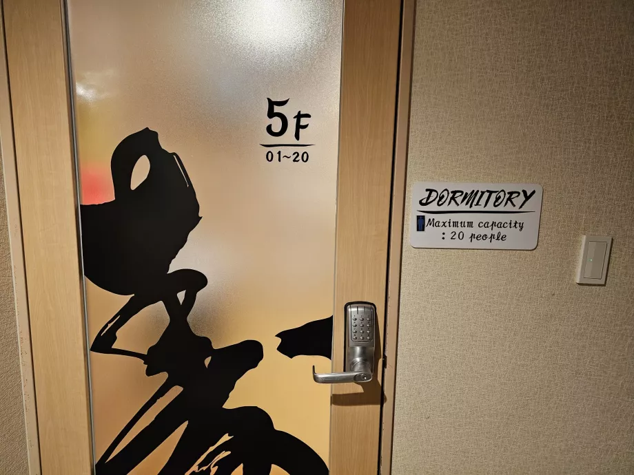 Puerta cifrada a la sala común de la 5ª planta