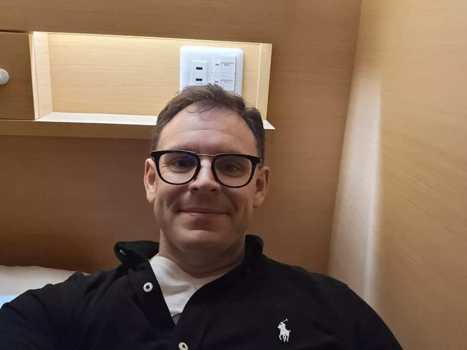 Yo tumbado en una cápsula