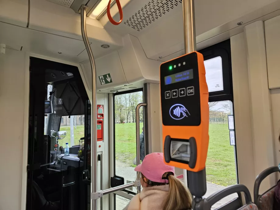 Validador en la primera puerta para cargar códigos QR
