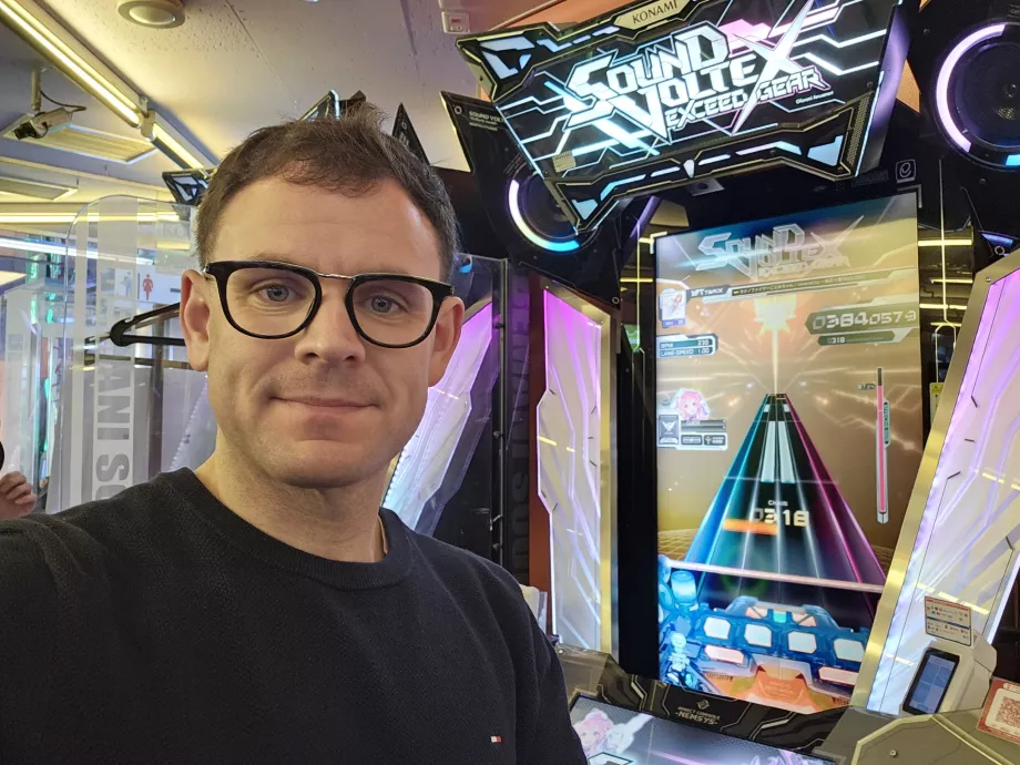 Yo en la sala de juegos de Akihabara