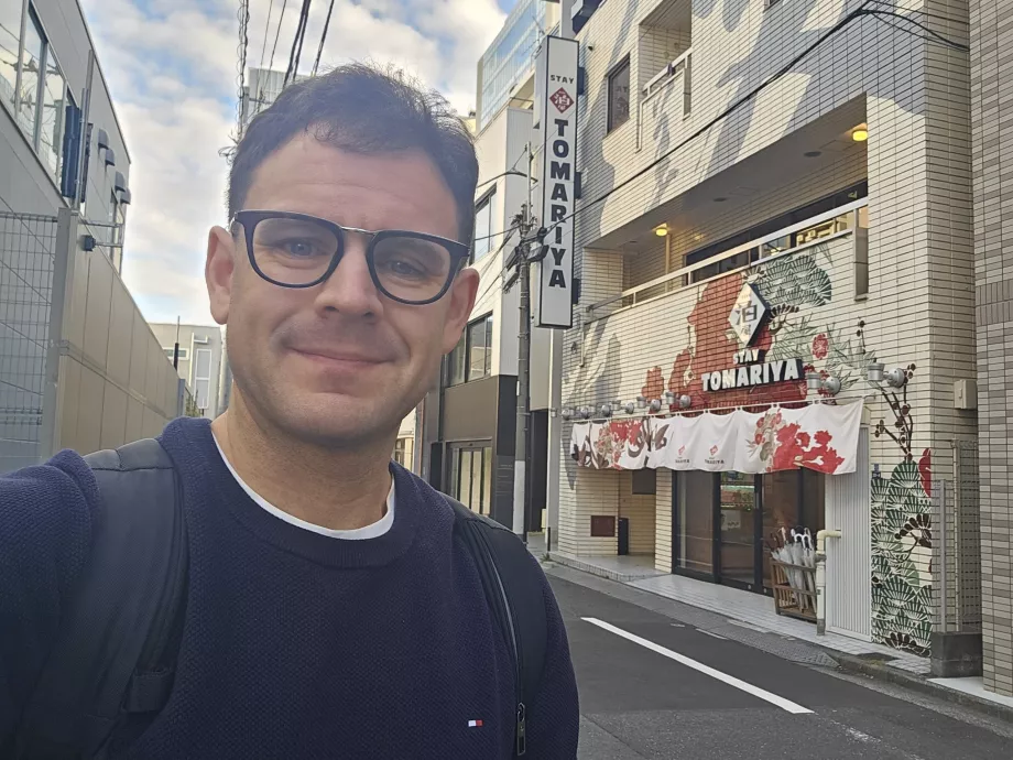 Yo delante del Hotel Tomariya
