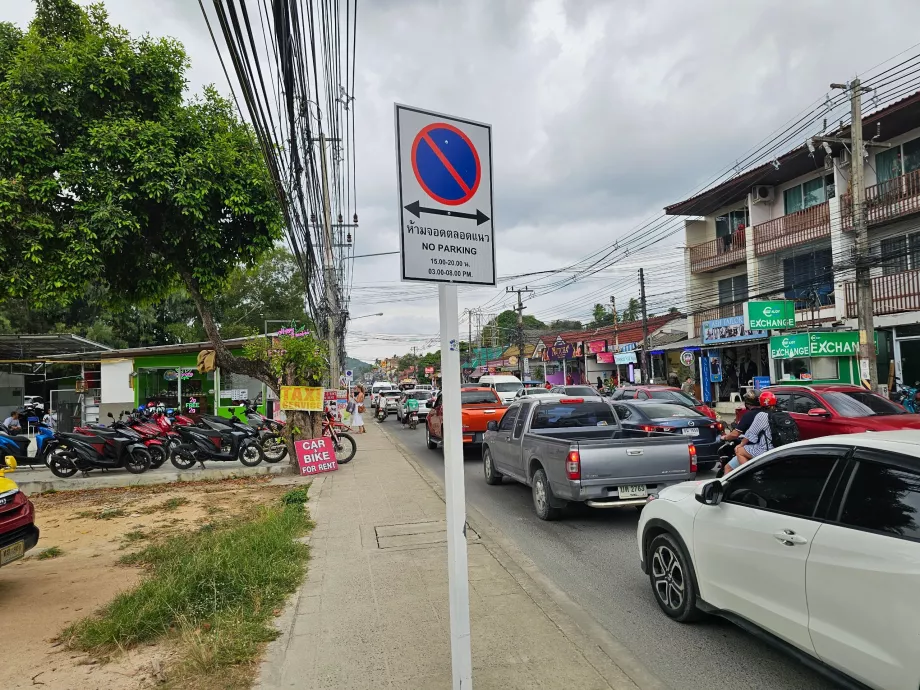 Prohibido aparcar en la carretera principal