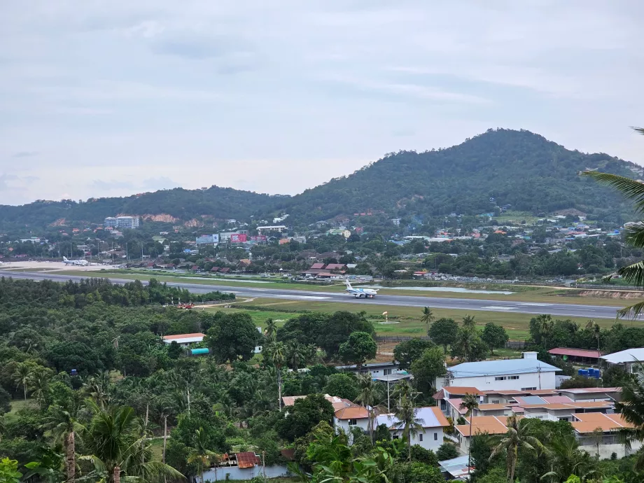 Vista del aeropuerto desde la pagoda de Chaweng