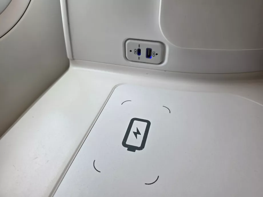 Carga inalámbrica y puertos USB