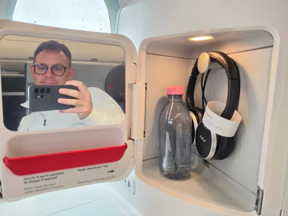 Un espejo, unos auriculares y una botella de agua