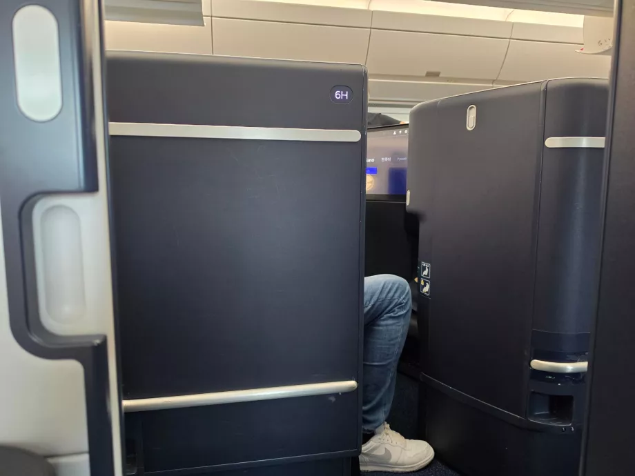 La vista desde mi asiento con la puerta abierta