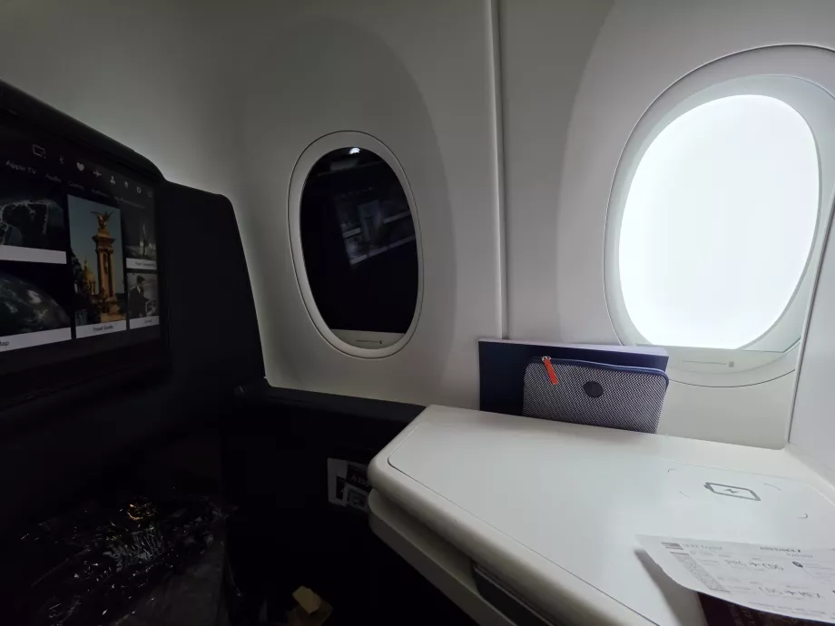 Una ventanilla tintada y otra sin tintar junto a mi asiento