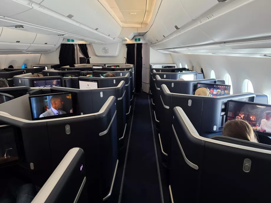 Una vista de la cabina de clase business durante un vuelo.