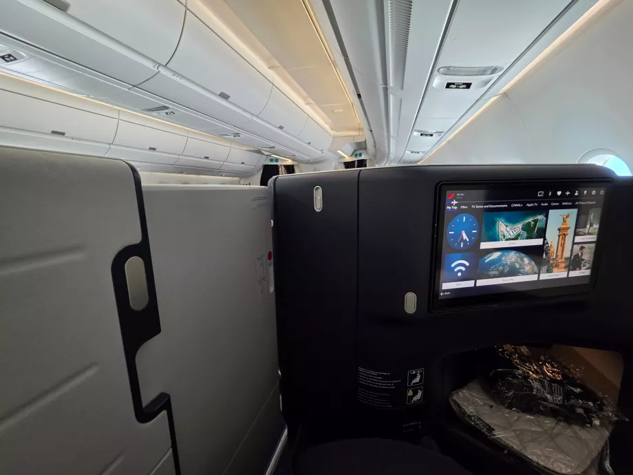 La puerta cerrada entre mi asiento y el pasillo