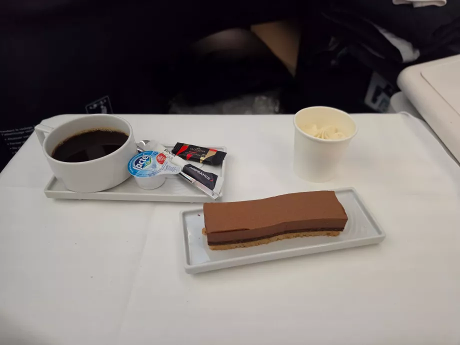Almuerzo: un postre de chocolate y un café