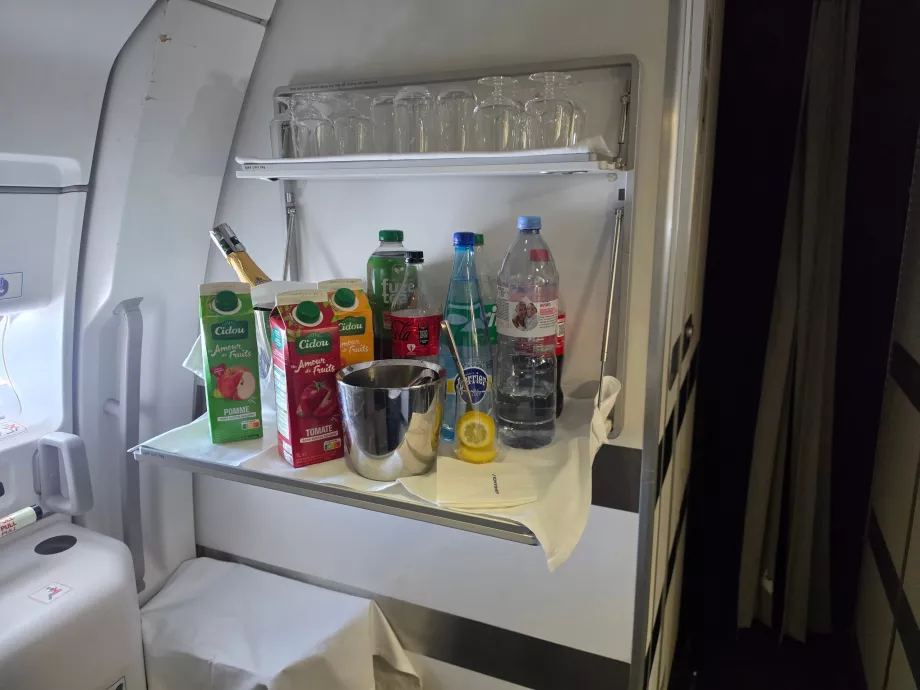 Bebidas disponibles en la cocina a bordo durante el vuelo