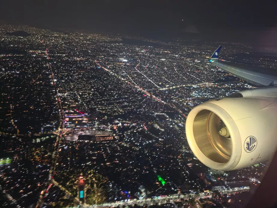 Una vista de la Ciudad de México por la noche