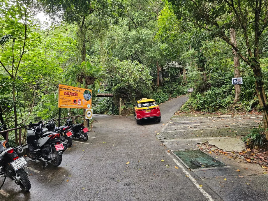 Aparcamiento para coches y scooters