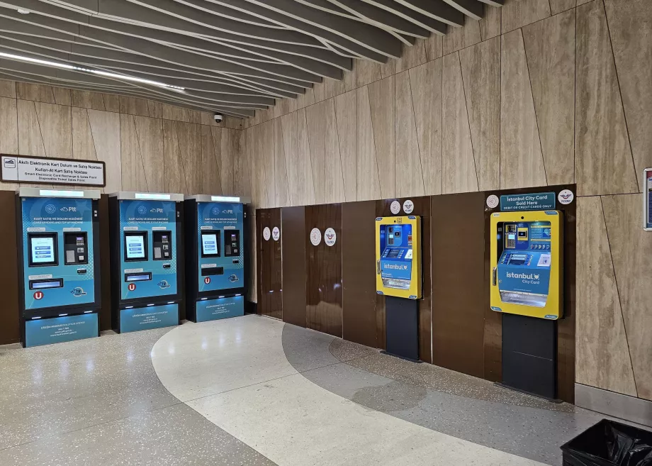 Máquinas expendedoras de billetes en el metro. Amarillo para Istanbulkart, azul para tarjetas PTT.