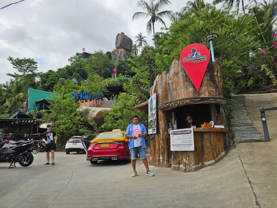 Taquilla y aparcamiento en Overlap Stone 1