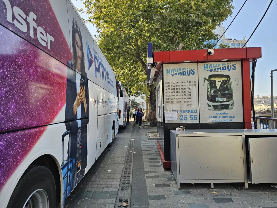 Parada de autobús en la plaza Taksim