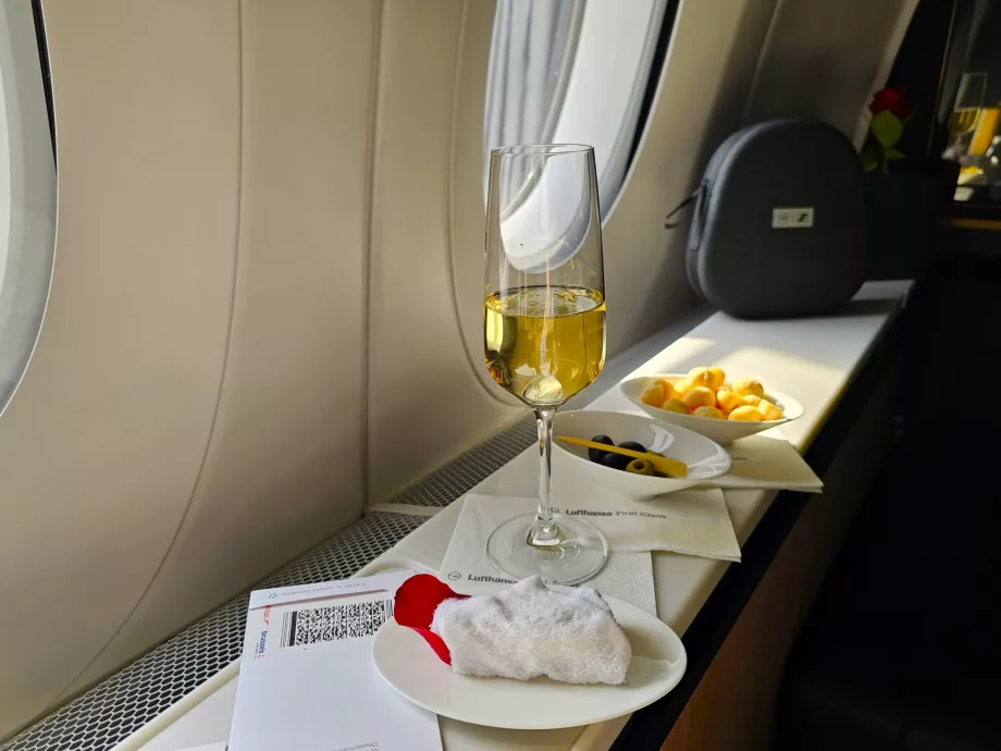 Bebida de bienvenida, nueces de macadamia y aceitunas