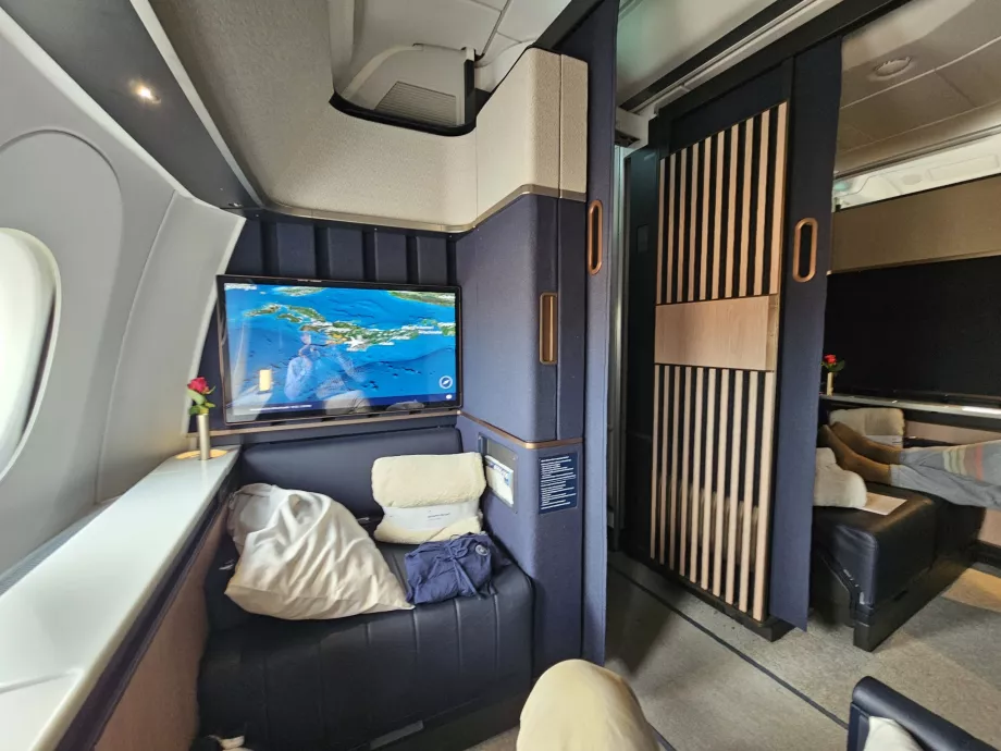 Vista del callejón y de la Suite doble adyacente 1D/1E - puerta abierta