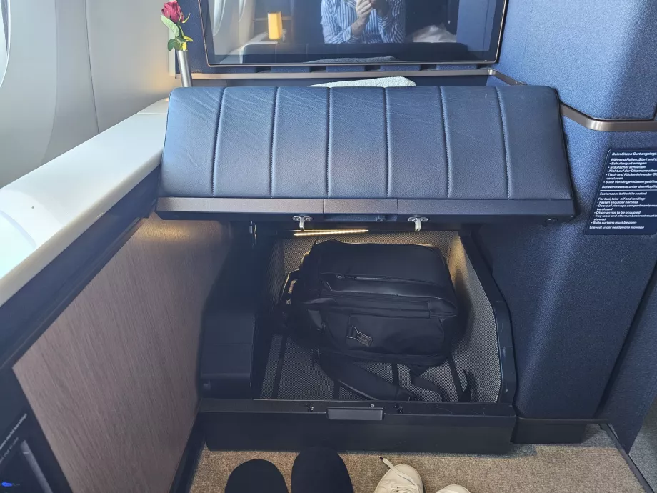 Espacio de almacenamiento en el reposapiés