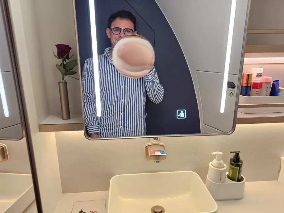 Yo en el aseo de pasajeros de Primera Clase