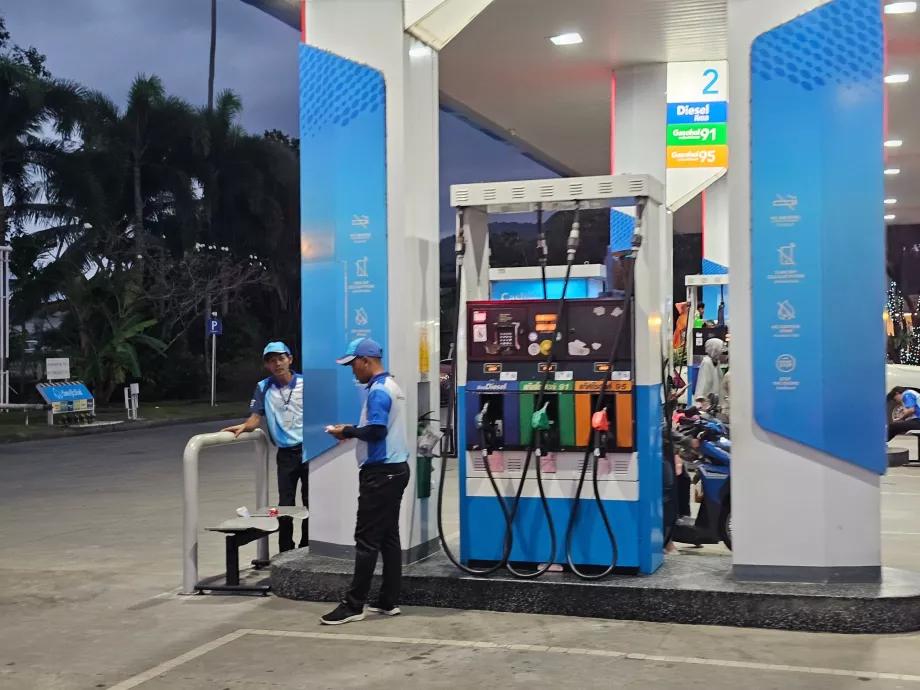 Estación de bombeo con operario