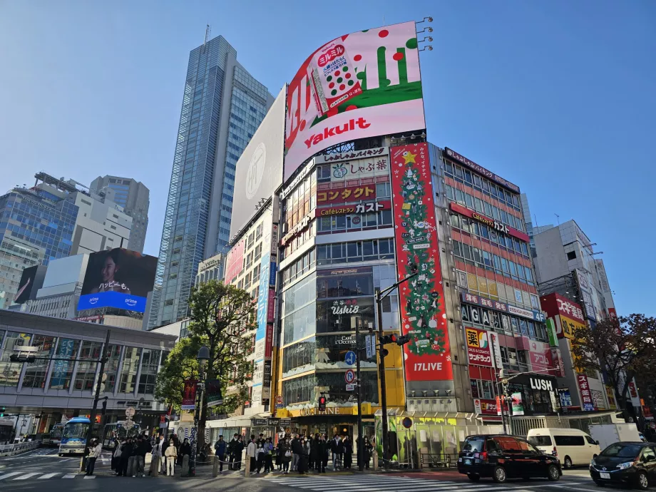 Carteles publicitarios en el cruce de Shibuya