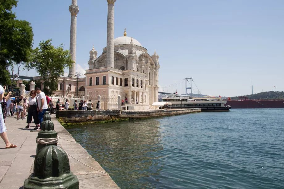 Mezquita de Ortakoy, Estambul, Turquía