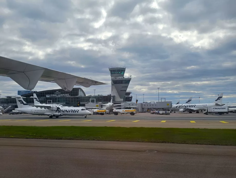 Avión de Finnair en el aeropuerto de Helsinki
