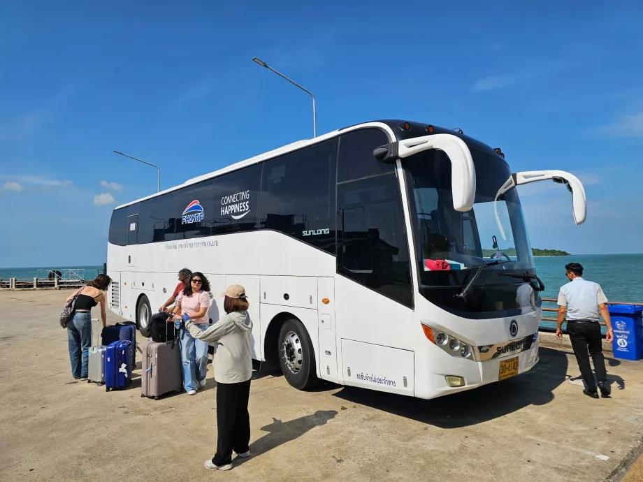 Autobús del aeropuerto de Surat Thani al puerto de Donsak