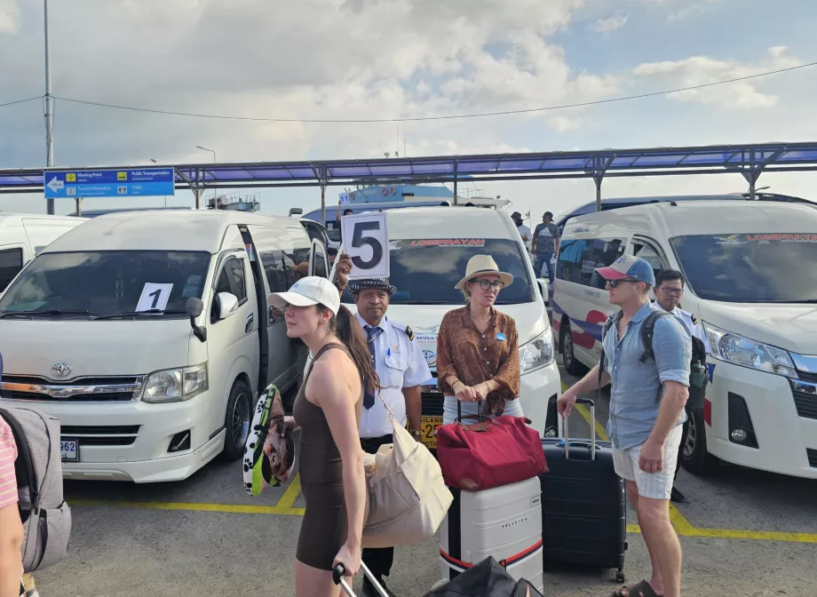 Minivans en el muelle de Nathon