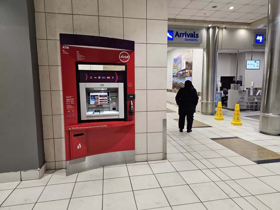 Cajero automático en el vestíbulo de llegadas