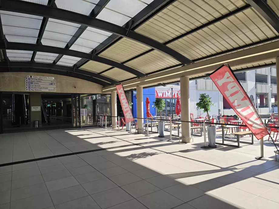 Wimpy en el edificio frente a la terminal