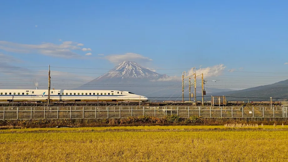 Shinkansen con el monte Fuji al fondo