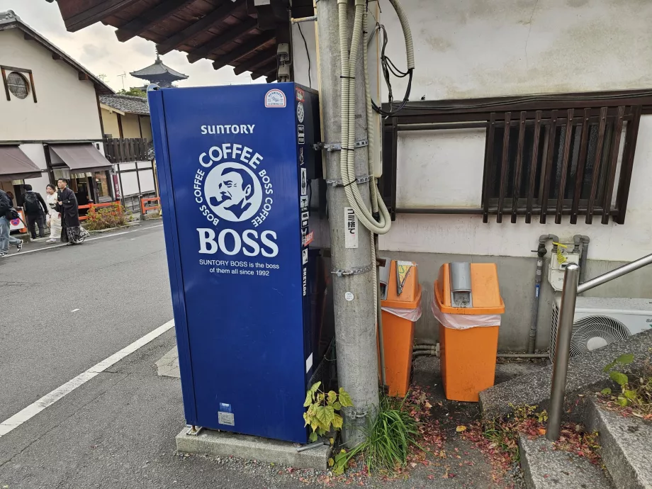 Cubo dispensador de botellas de plástico en el surtidor de bebidas