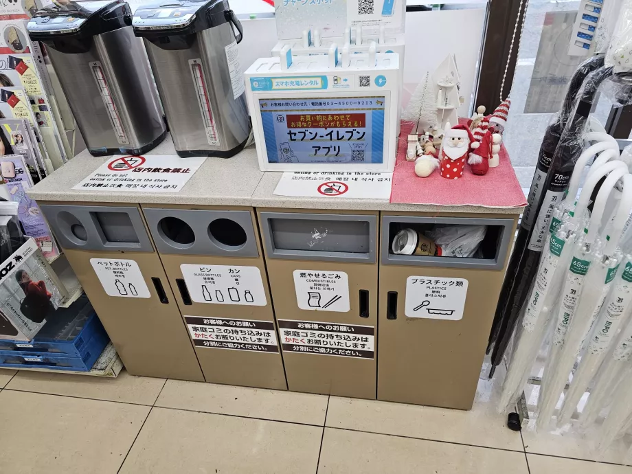 Papeleras en los minimercados