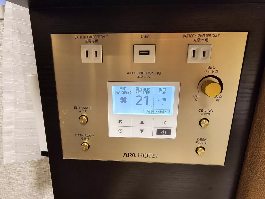 Enchufes, tomas USB y climatización en APA Hotel