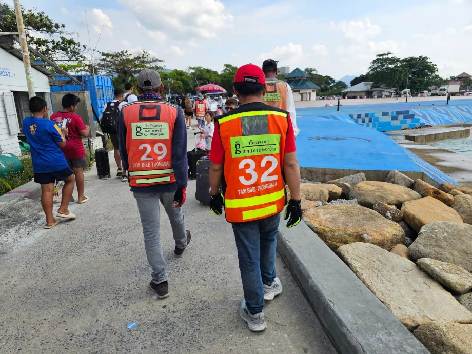 Taxi Bike, conductores esperando en el muelle