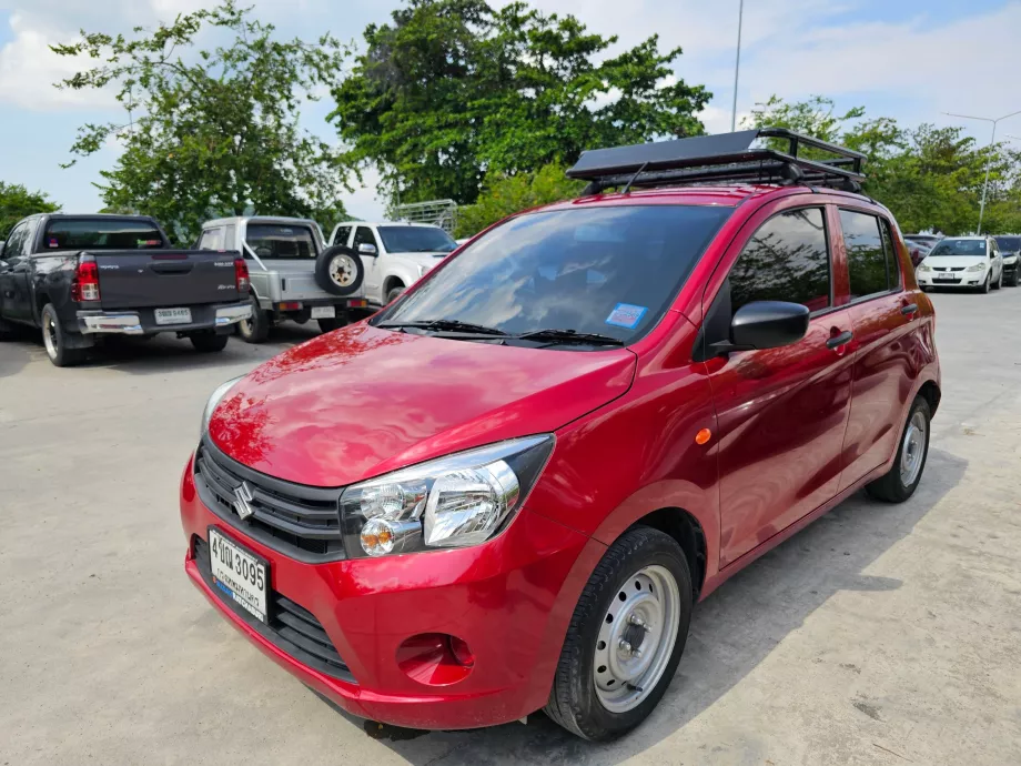Coche de alquiler en el aparcamiento del puerto deportivo