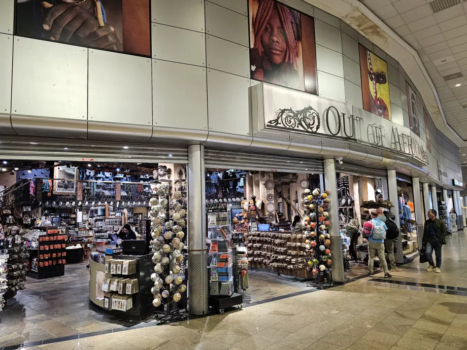 Tienda de recuerdos en la zona de tránsito