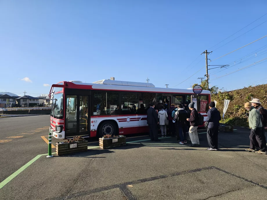 Autobús de la estación de tren al muelle de embarcaciones