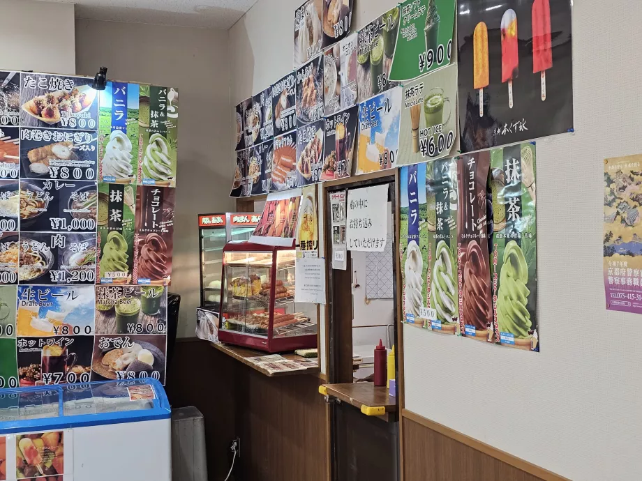 Tienda de refrescos en el puerto deportivo