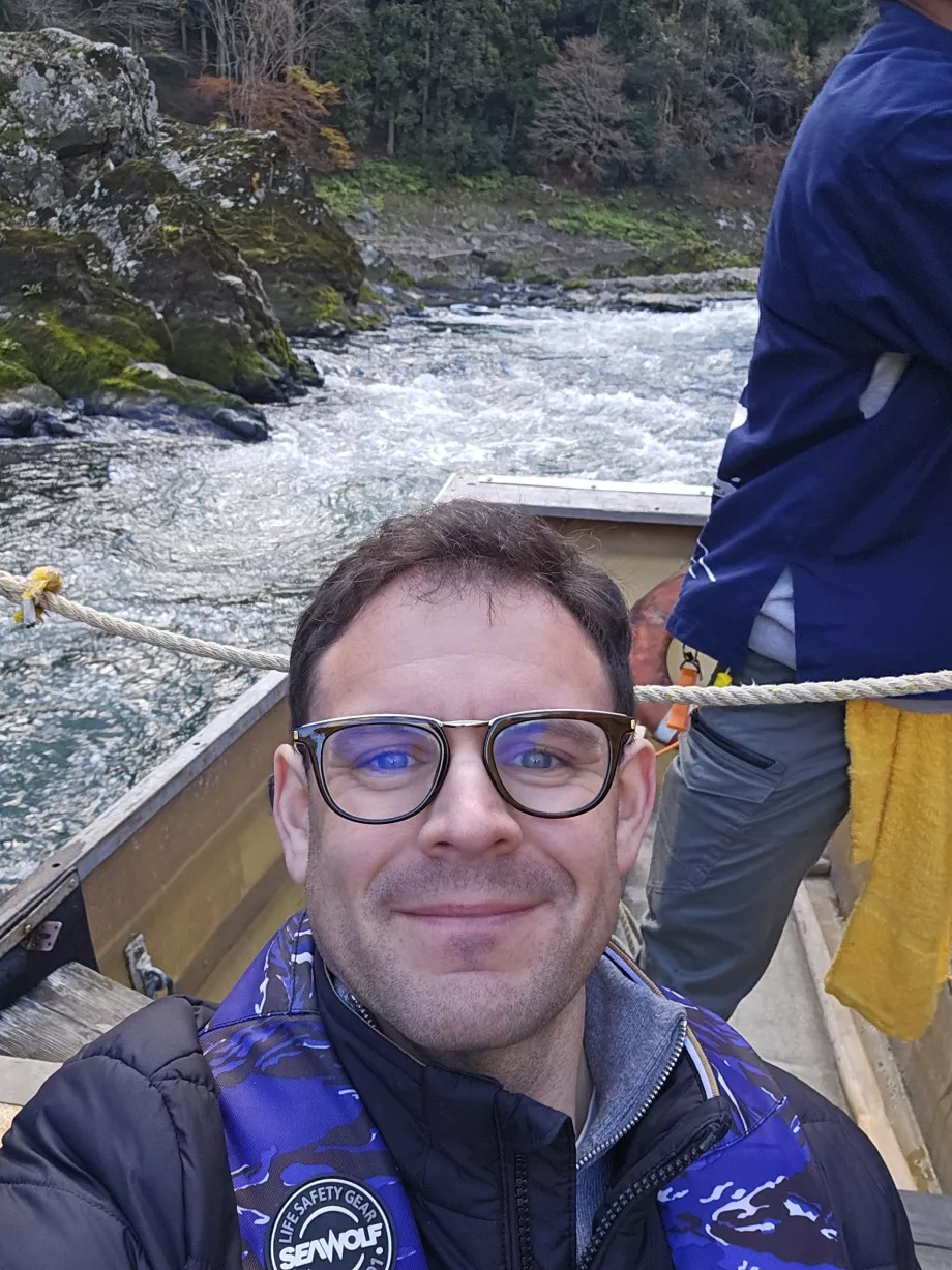 Yo en un barco por el río Hozugawa