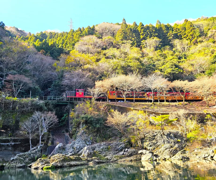 Tren en el Cañón Hozugawa
