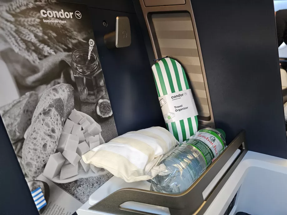 Kit de amenidades, menú y agua