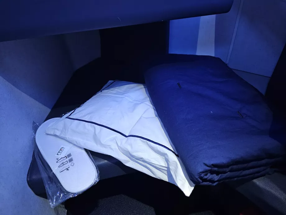 Almohada, manta y zapatillas